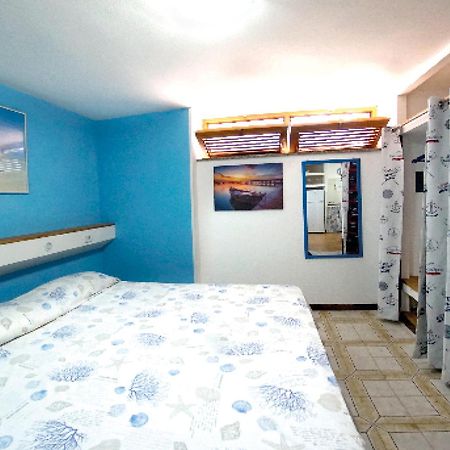 Villa Valentini: Beachfront Comfort with Garden and Private Parking Minturno Exterior photo