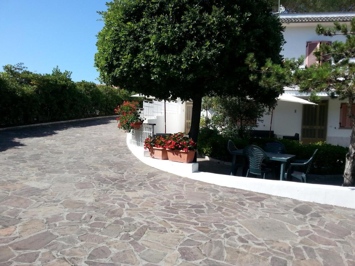 Villa Valentini: Beachfront Comfort with Garden and Private Parking Minturno Exterior photo