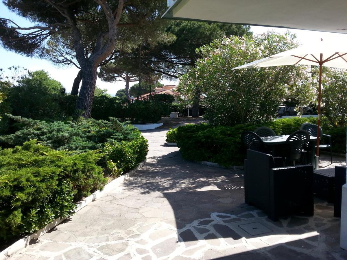 Villa Valentini: Beachfront Comfort with Garden and Private Parking Minturno Exterior photo