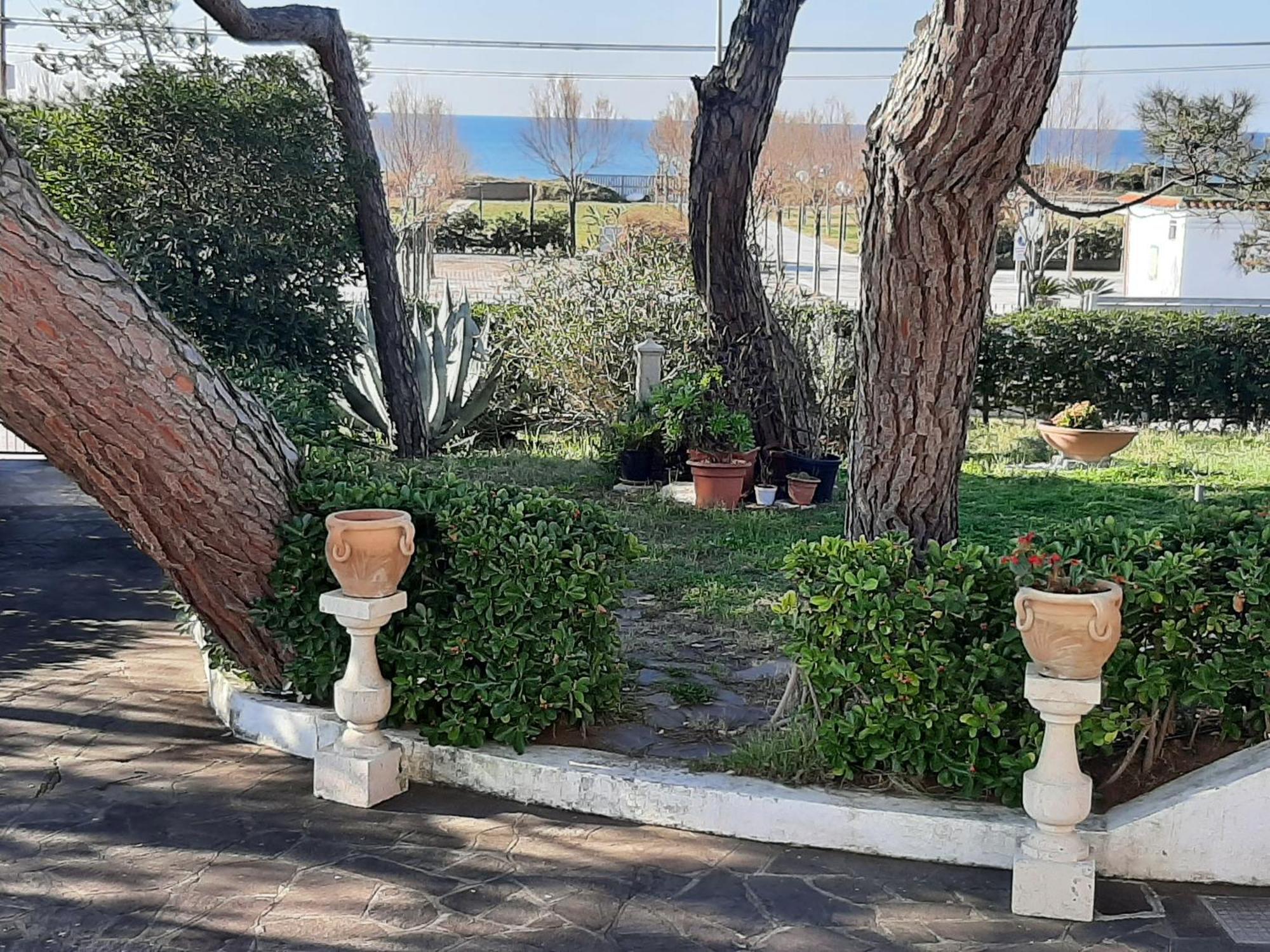 Villa Valentini: Beachfront Comfort with Garden and Private Parking Minturno Exterior photo