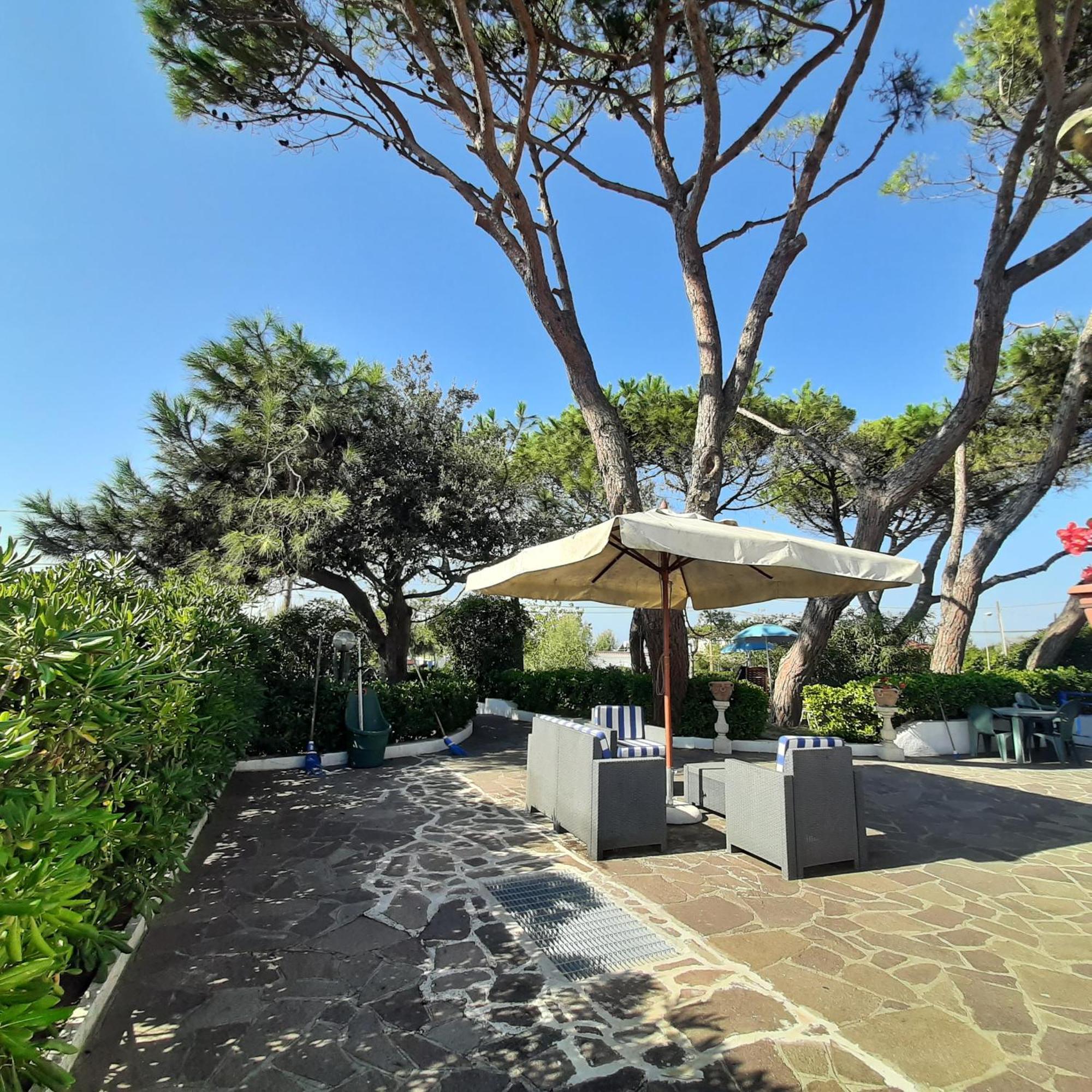 Villa Valentini: Beachfront Comfort with Garden and Private Parking Minturno Exterior photo