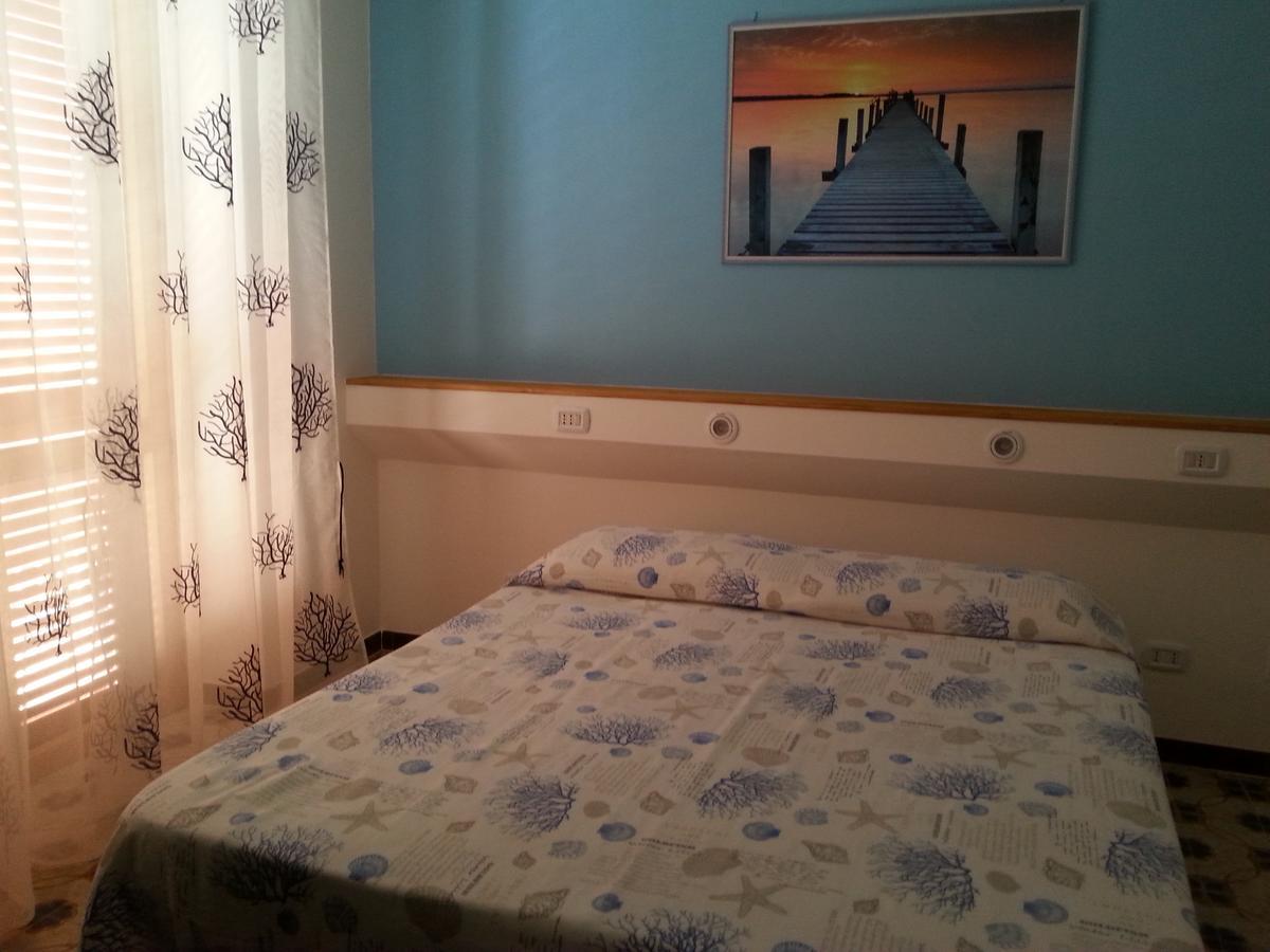Villa Valentini: Beachfront Comfort with Garden and Private Parking Minturno Exterior photo