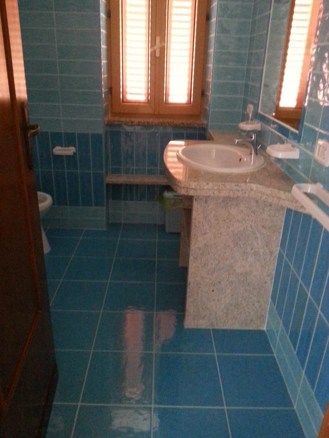 Villa Valentini: Beachfront Comfort with Garden and Private Parking Minturno Exterior photo