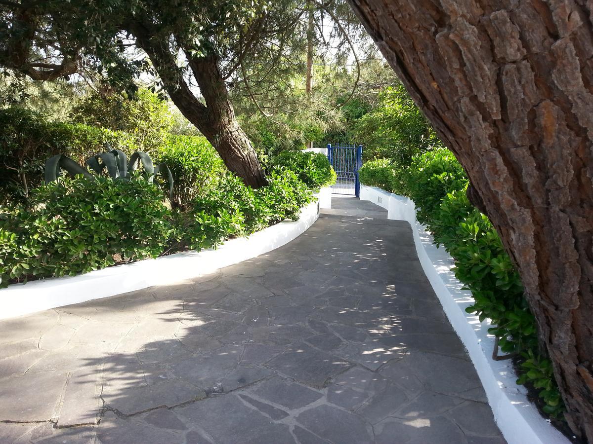 Villa Valentini: Beachfront Comfort with Garden and Private Parking Minturno Exterior photo