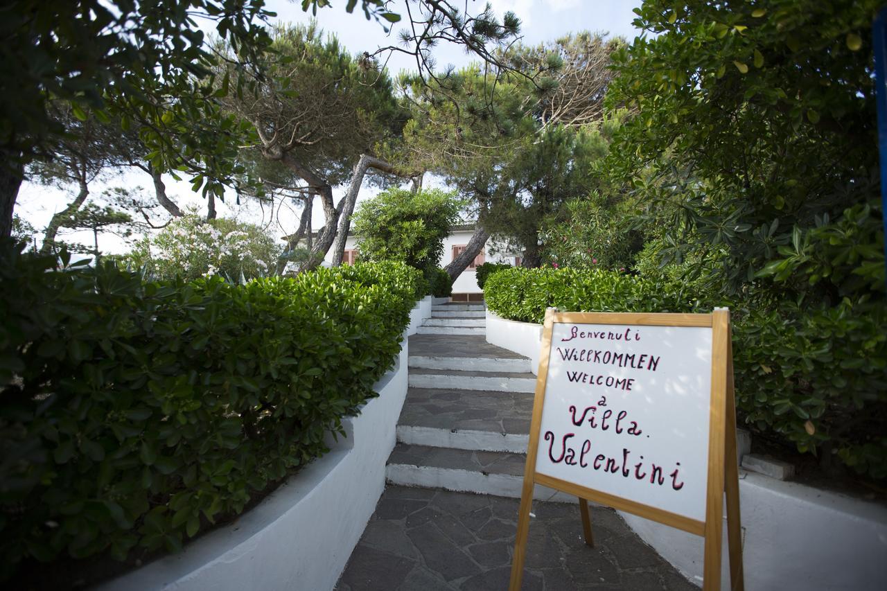 Villa Valentini: Beachfront Comfort with Garden and Private Parking Minturno Exterior photo