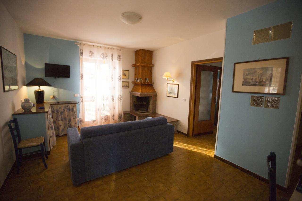 Villa Valentini: Beachfront Comfort with Garden and Private Parking Minturno Exterior photo