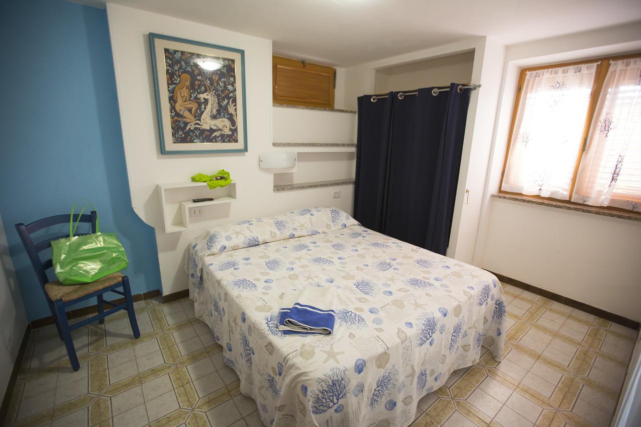 Villa Valentini: Beachfront Comfort with Garden and Private Parking Minturno Exterior photo