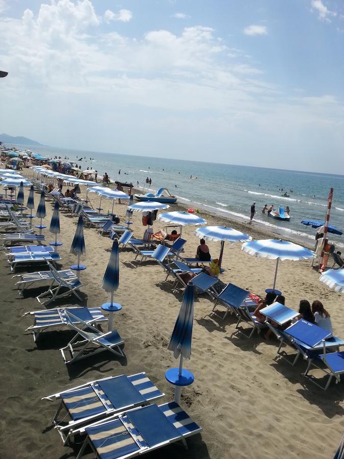Villa Valentini: Beachfront Comfort with Garden and Private Parking Minturno Exterior photo