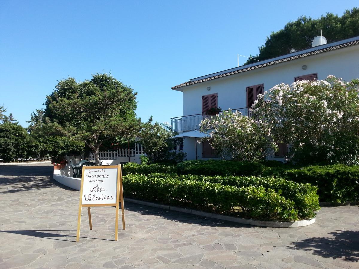 Villa Valentini: Beachfront Comfort with Garden and Private Parking Minturno Exterior photo