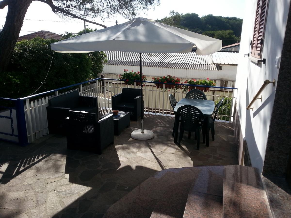 Villa Valentini: Beachfront Comfort with Garden and Private Parking Minturno Exterior photo